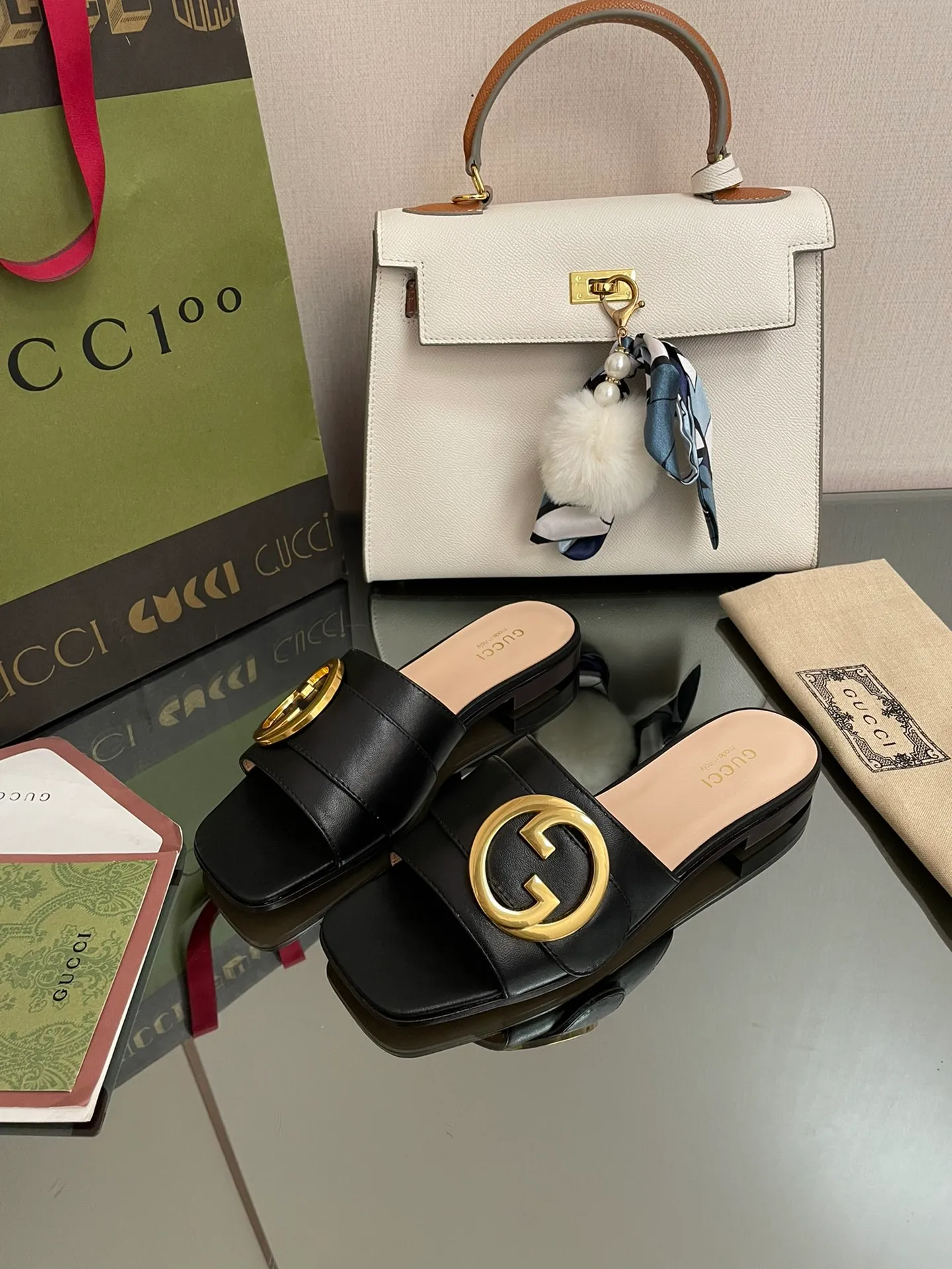 👟👟Ex-factory price 440👟👟 GuCCl high-end boutique 2024 round interlocking double GG new sandals, original and original quality! Every detail has been carefully crafted and can be compared with ZG, the quality is the same!  Fabric: Original customized waxed leather Hardware: Dongguan Dachang mold-opening hardware round interlocking double G buckle Lining/foot pads: High-end custom sheepskin lining Heel height: 1.0CM Outsole: Italian genuine leather sole Size: 35-41 (40 41 customized, non-returnable) Original high-end packaging!  The GucCi Blondie series made its debut in Los Angeles during the "Gucci March of Love" series of fashion shows, showing its outstanding charm on the star-studded Hollywood Walk of Fame. The new series echoes the style shown in the recent series, blending retro aesthetics and modern fashion to integrate different eras! The monogram pattern of the brand founder comes from the archive design of the 1970s, vividly interpreting this mid-heeled shoe💋👏 ●Circular interlocking Double G details. Flat heel ●1.0 cm heel height ●Italian creation Green full set of high-end original packaging